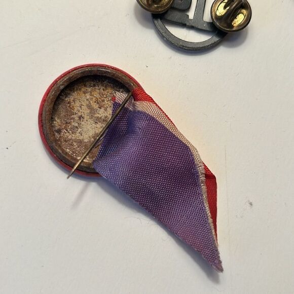 Mixed Lot of Military Pins- World War 1 and assorted United States veteran gear - Picture 5 of 6